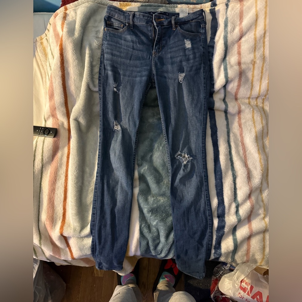 Selling a pair of size 3L Hollister jeans